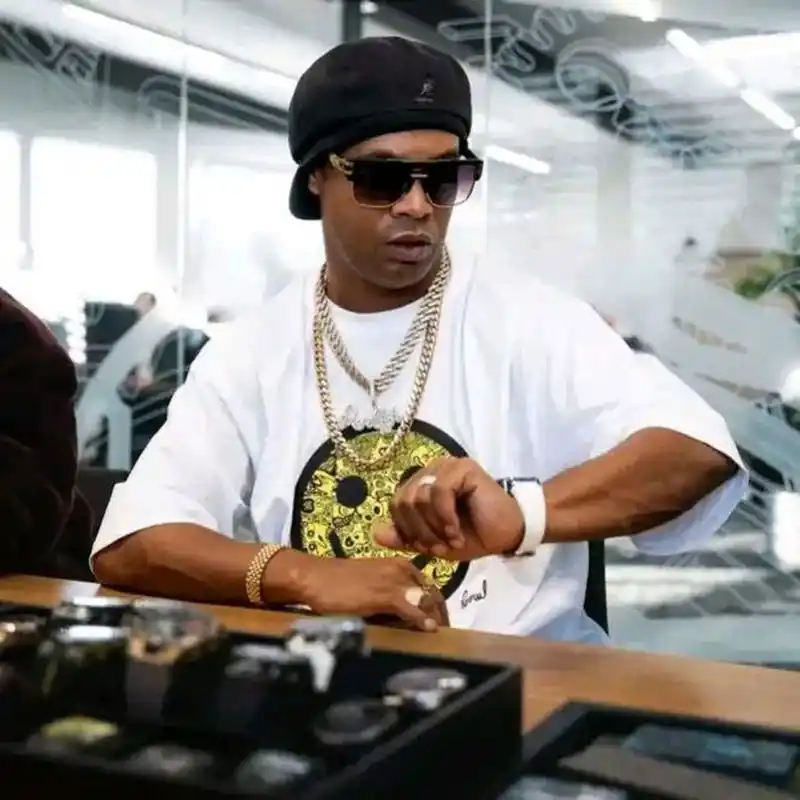 现上均位列